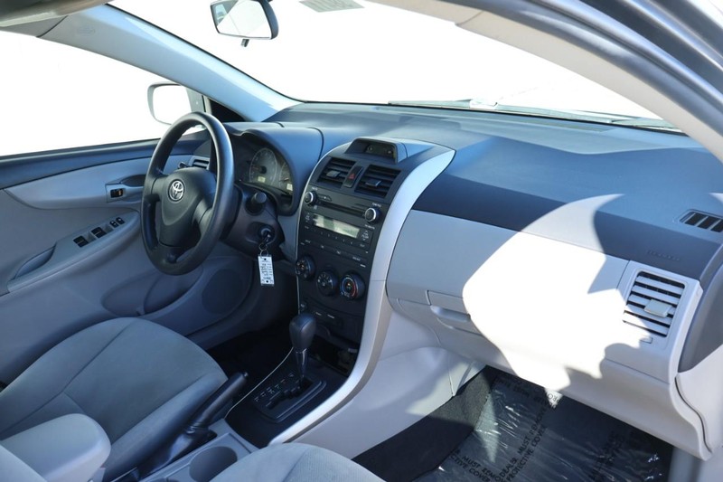 Toyota Corolla Vehicle Full-screen Gallery Image 19