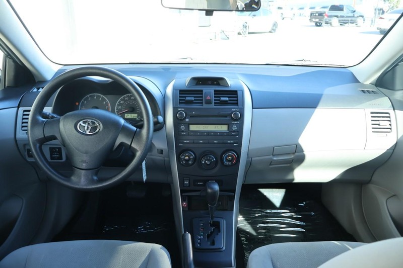 Toyota Corolla Vehicle Full-screen Gallery Image 23