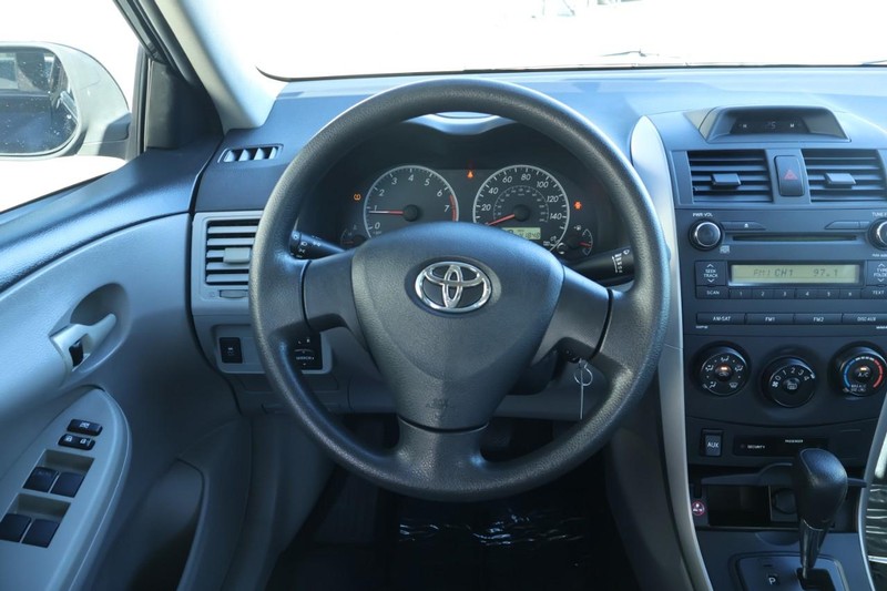 Toyota Corolla Vehicle Full-screen Gallery Image 25
