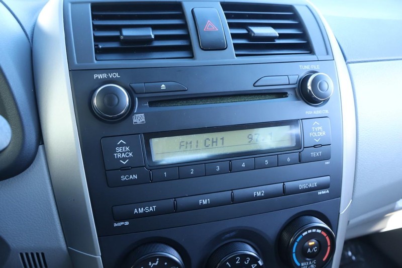 Toyota Corolla Vehicle Full-screen Gallery Image 28