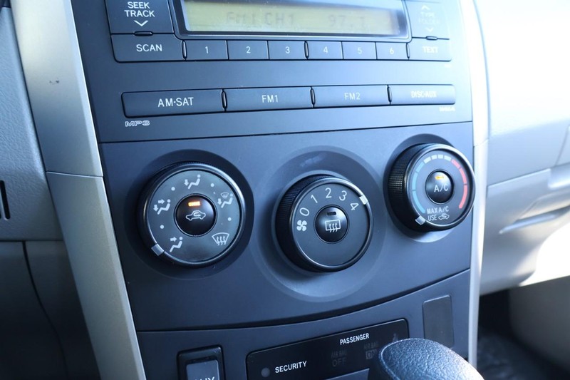 Toyota Corolla Vehicle Full-screen Gallery Image 29