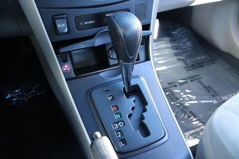 Toyota Corolla Vehicle Full-screen Gallery Image 30