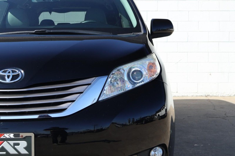 Toyota Sienna Vehicle Full-screen Gallery Image 03