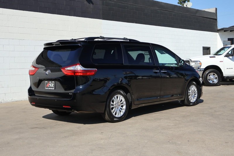 Toyota Sienna Vehicle Full-screen Gallery Image 05