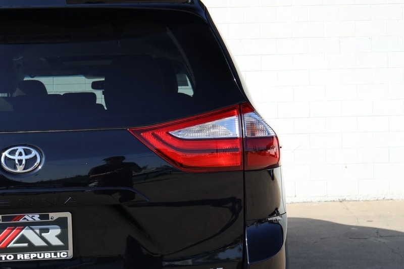 Toyota Sienna Vehicle Full-screen Gallery Image 07