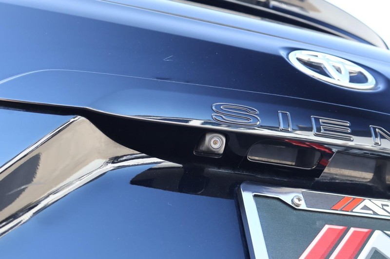 Toyota Sienna Vehicle Full-screen Gallery Image 08