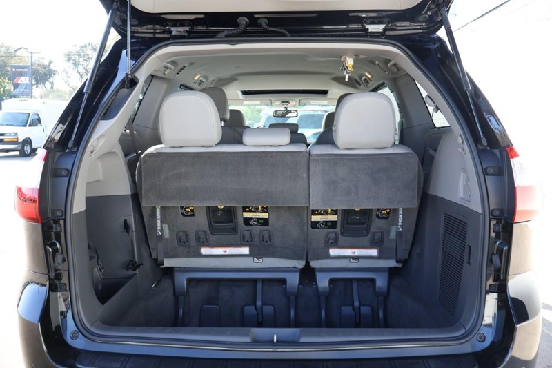 Toyota Sienna Vehicle Full-screen Gallery Image 09