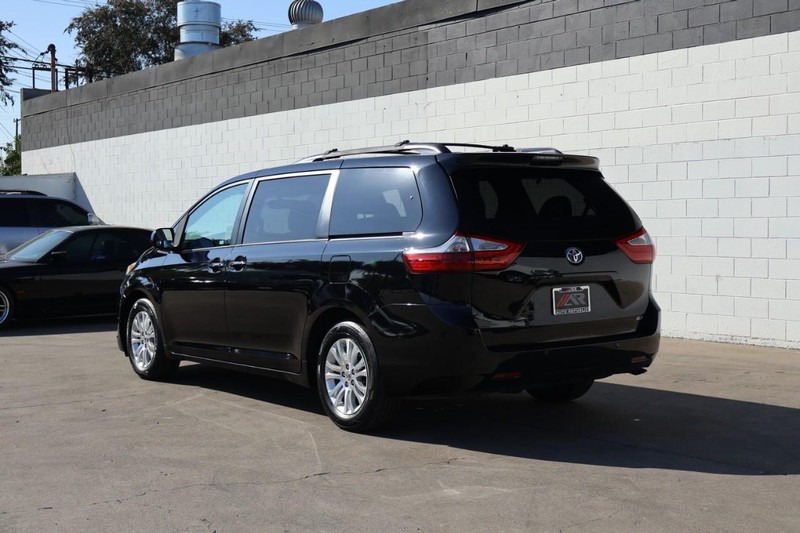 Toyota Sienna Vehicle Full-screen Gallery Image 11