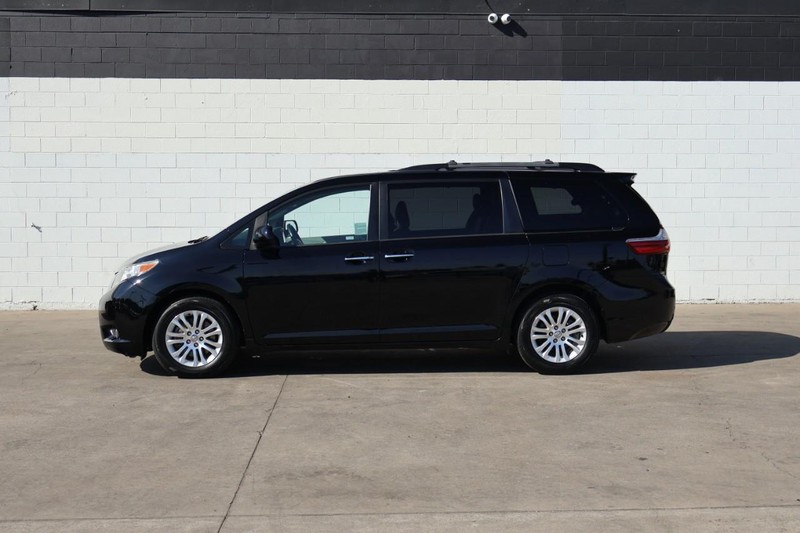 Toyota Sienna Vehicle Full-screen Gallery Image 12