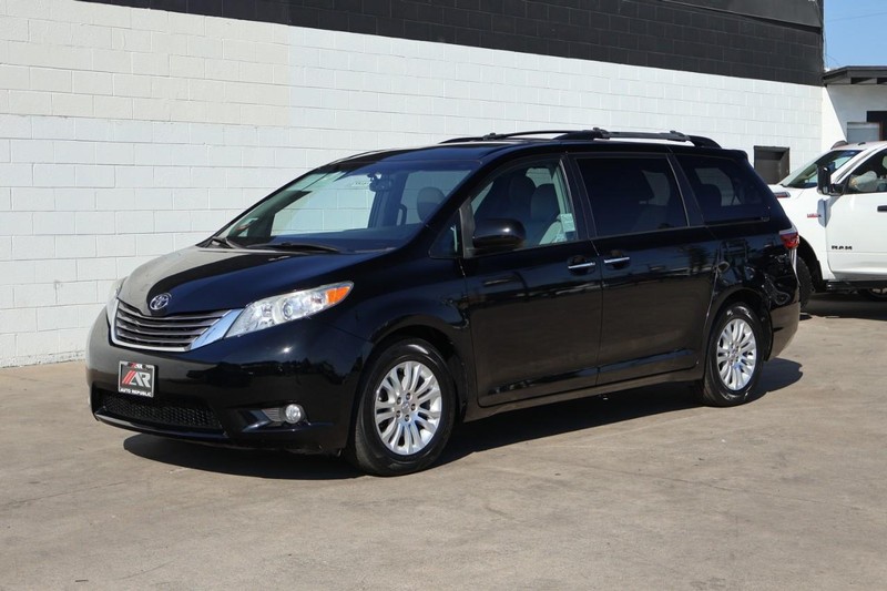 Toyota Sienna Vehicle Full-screen Gallery Image 13