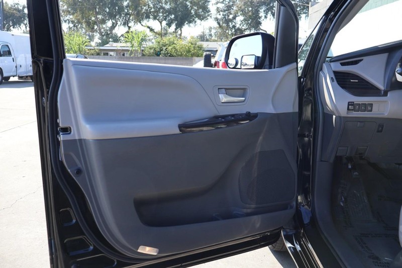 Toyota Sienna Vehicle Full-screen Gallery Image 14