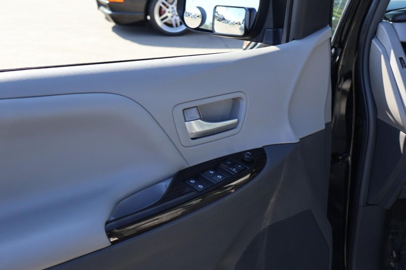 Toyota Sienna Vehicle Full-screen Gallery Image 15
