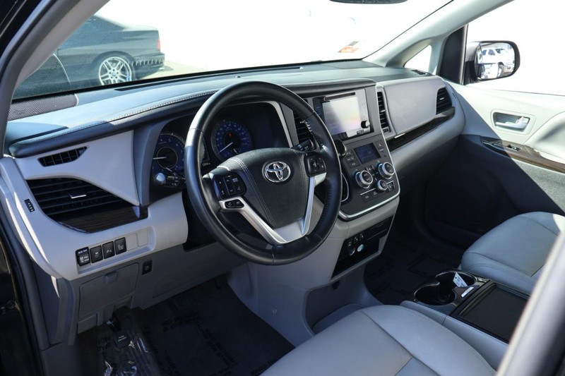 Toyota Sienna Vehicle Full-screen Gallery Image 16