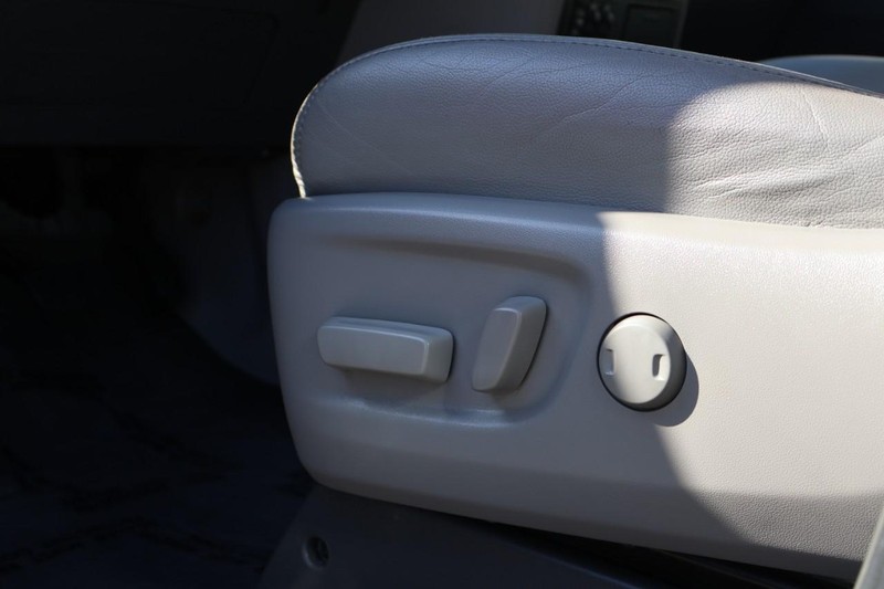 Toyota Sienna Vehicle Full-screen Gallery Image 17