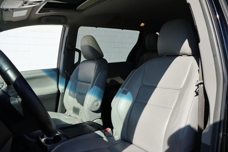 Toyota Sienna Vehicle Full-screen Gallery Image 18