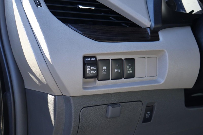 Toyota Sienna Vehicle Full-screen Gallery Image 19