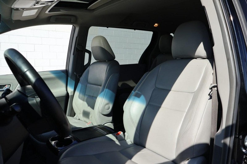 Toyota Sienna Vehicle Full-screen Gallery Image 21