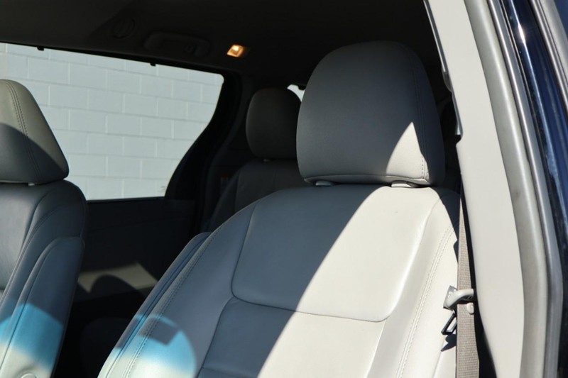 Toyota Sienna Vehicle Full-screen Gallery Image 22