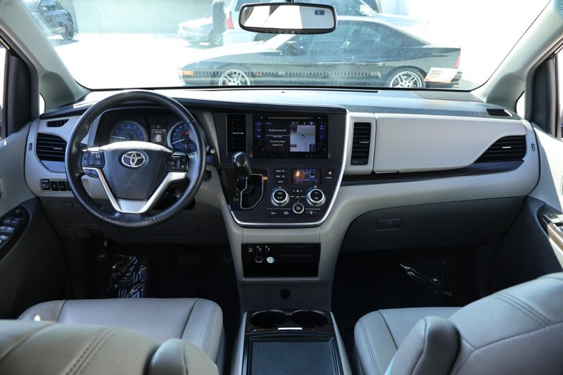 Toyota Sienna Vehicle Full-screen Gallery Image 24