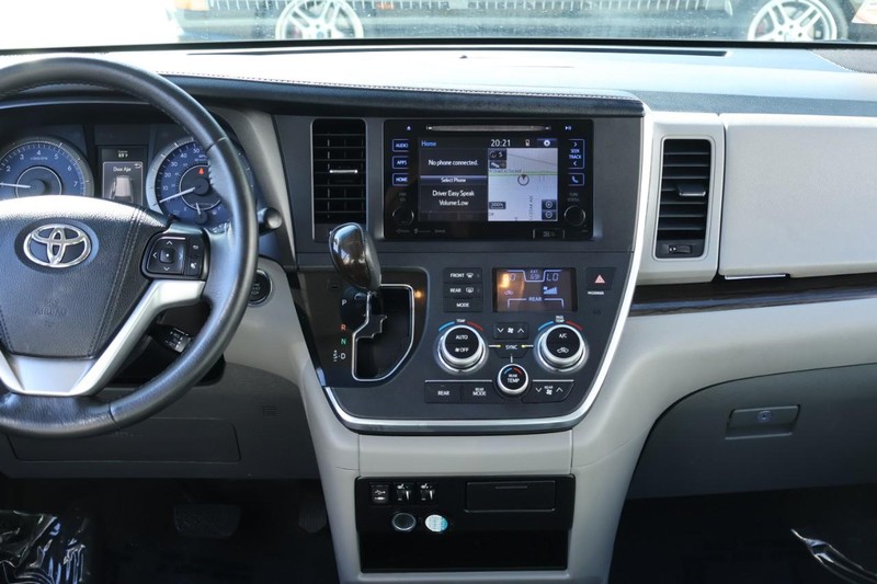 Toyota Sienna Vehicle Full-screen Gallery Image 25