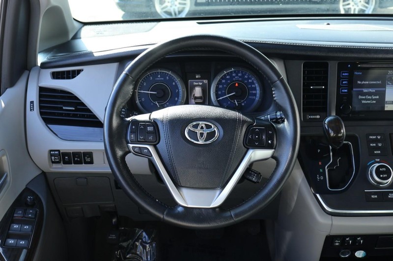 Toyota Sienna Vehicle Full-screen Gallery Image 26