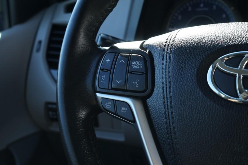 Toyota Sienna Vehicle Full-screen Gallery Image 27