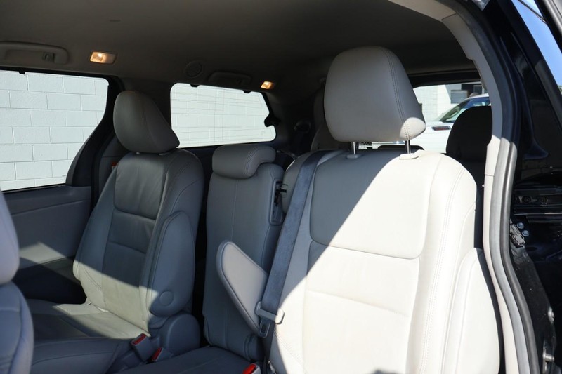Toyota Sienna Vehicle Full-screen Gallery Image 32