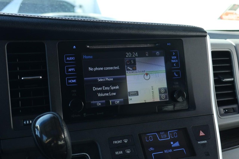 Toyota Sienna Vehicle Full-screen Gallery Image 34