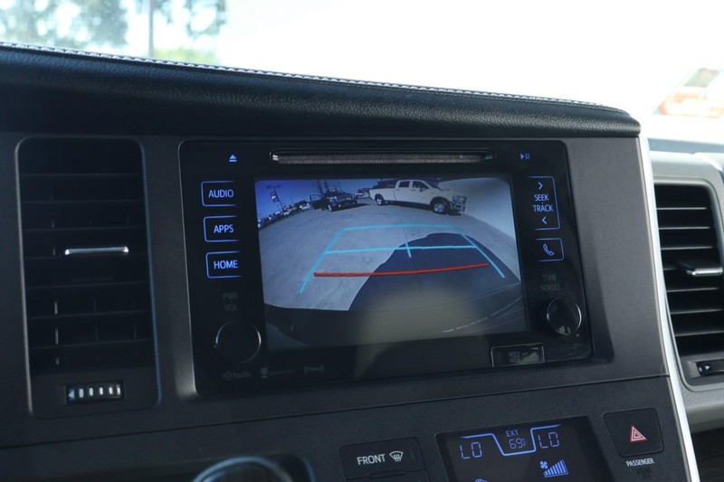 Toyota Sienna Vehicle Full-screen Gallery Image 39