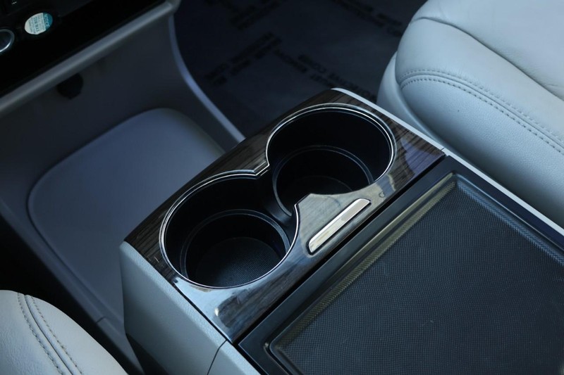 Toyota Sienna Vehicle Full-screen Gallery Image 40