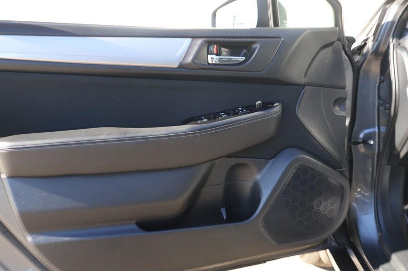 Subaru Outback Vehicle Full-screen Gallery Image 15