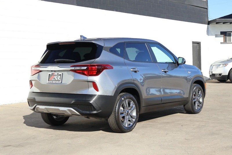 Kia Seltos Vehicle Full-screen Gallery Image 05