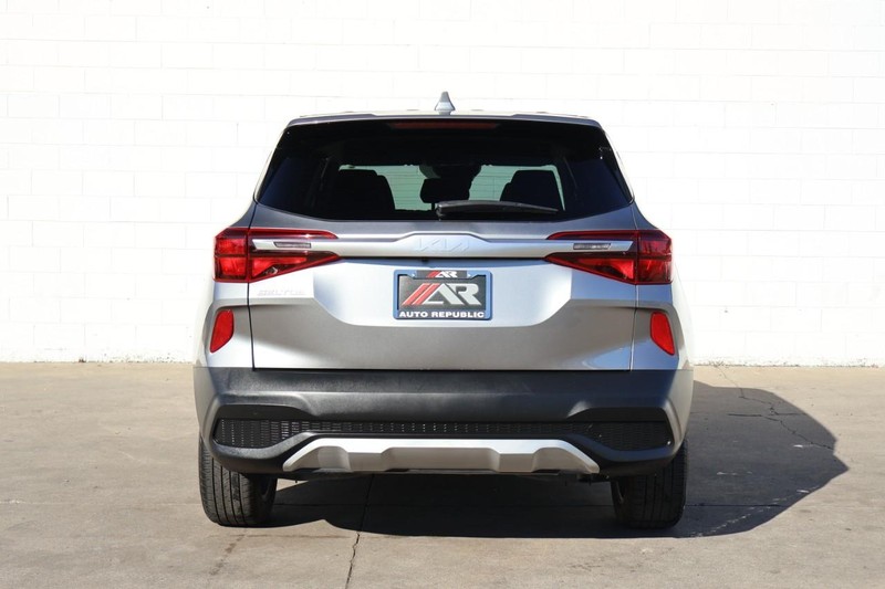 Kia Seltos Vehicle Full-screen Gallery Image 06