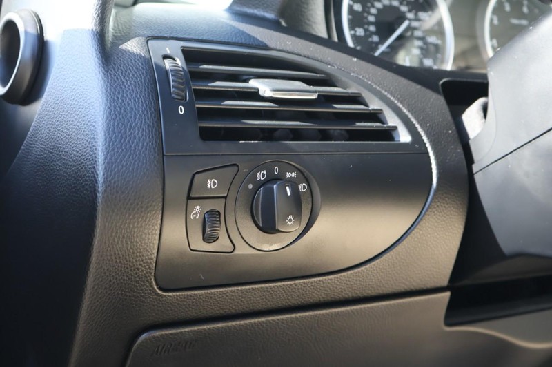 BMW 6 Series Vehicle Full-screen Gallery Image 19