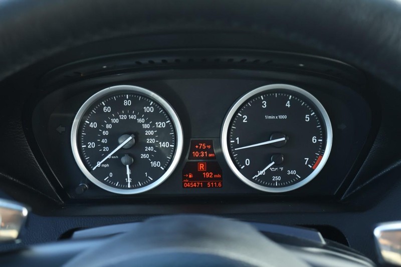 BMW 6 Series Vehicle Full-screen Gallery Image 32