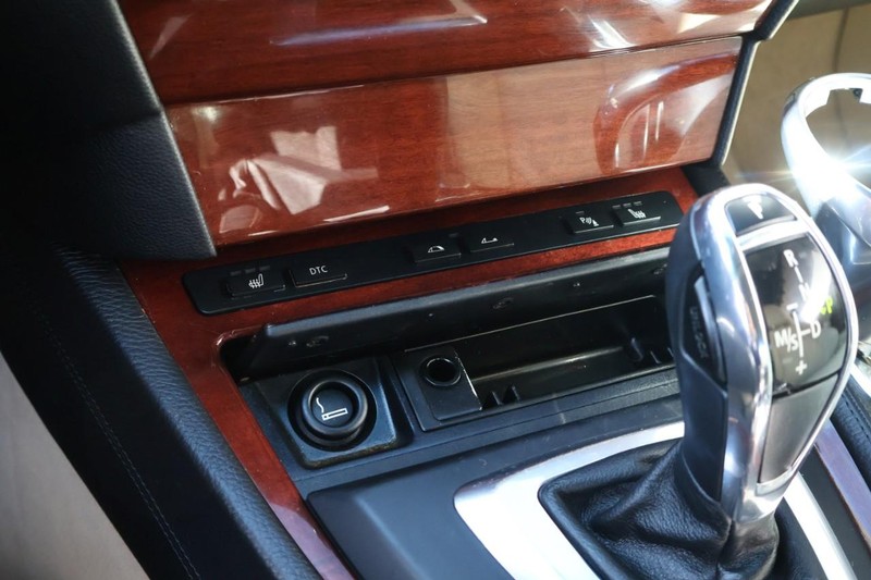 BMW 6 Series Vehicle Full-screen Gallery Image 40