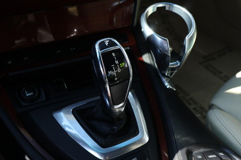 BMW 6 Series Vehicle Full-screen Gallery Image 41