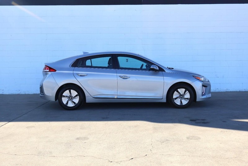 Hyundai Ioniq Hybrid Vehicle Full-screen Gallery Image 04