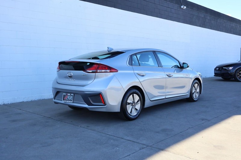 Hyundai Ioniq Hybrid Vehicle Full-screen Gallery Image 05