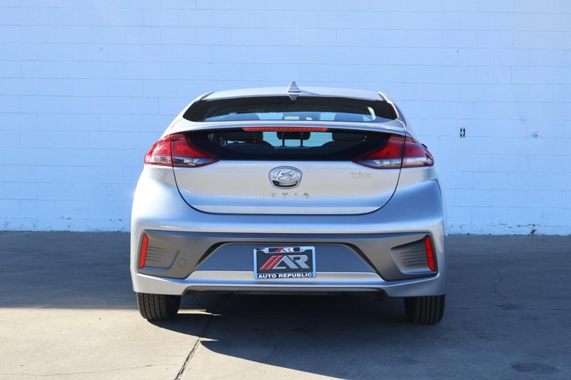 Hyundai Ioniq Hybrid Vehicle Full-screen Gallery Image 06