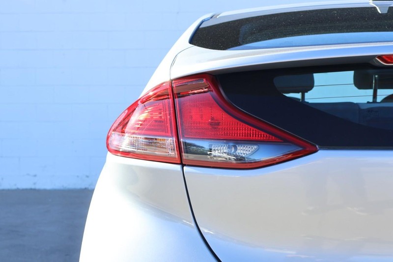 Hyundai Ioniq Hybrid Vehicle Full-screen Gallery Image 07