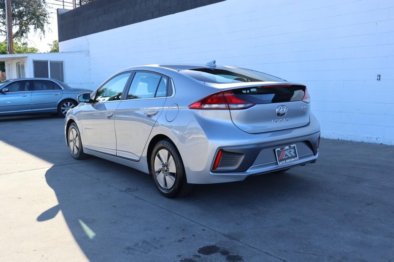 Hyundai Ioniq Hybrid Vehicle Full-screen Gallery Image 10
