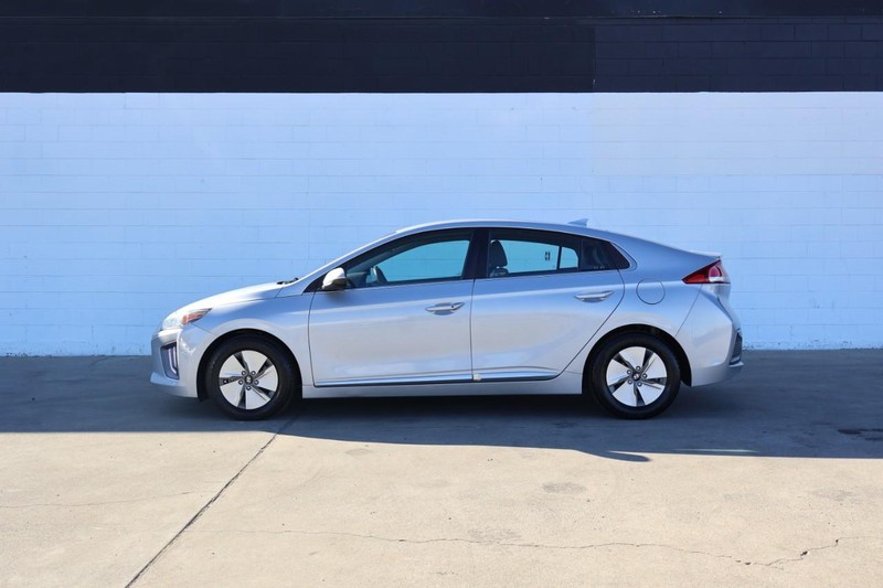 Hyundai Ioniq Hybrid Vehicle Full-screen Gallery Image 11