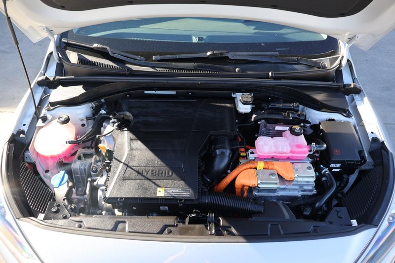 Hyundai Ioniq Hybrid Vehicle Full-screen Gallery Image 13