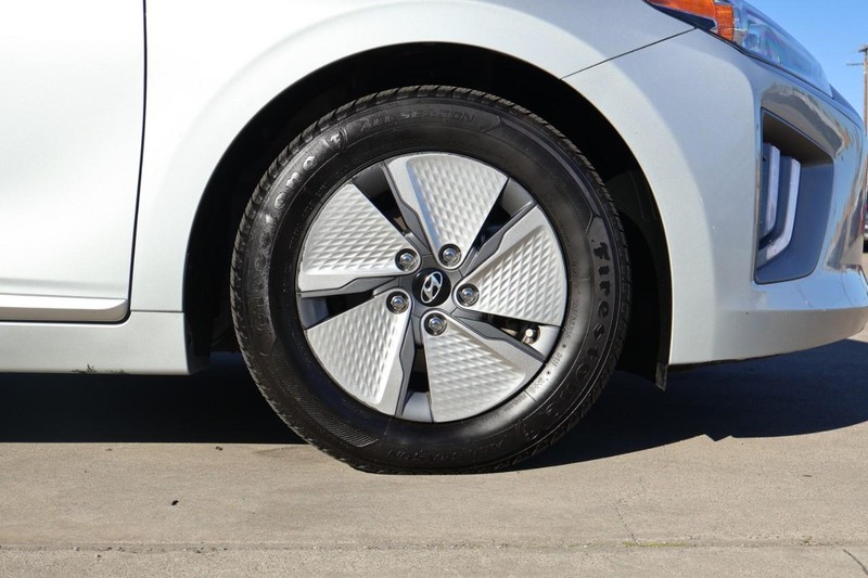 Hyundai Ioniq Hybrid Vehicle Full-screen Gallery Image 14