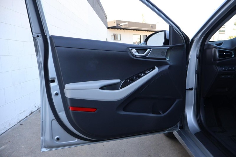 Hyundai Ioniq Hybrid Vehicle Full-screen Gallery Image 15