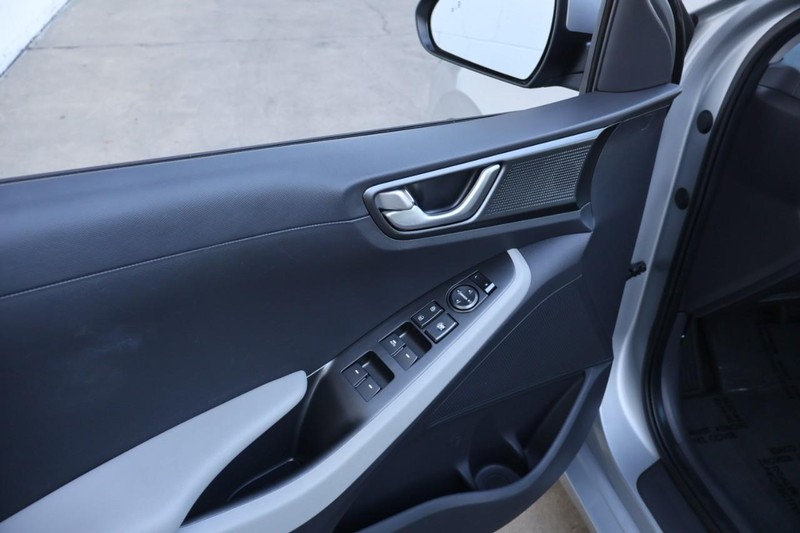 Hyundai Ioniq Hybrid Vehicle Full-screen Gallery Image 16