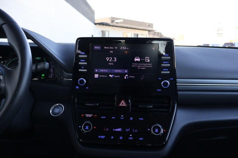 Hyundai Ioniq Hybrid Vehicle Full-screen Gallery Image 31