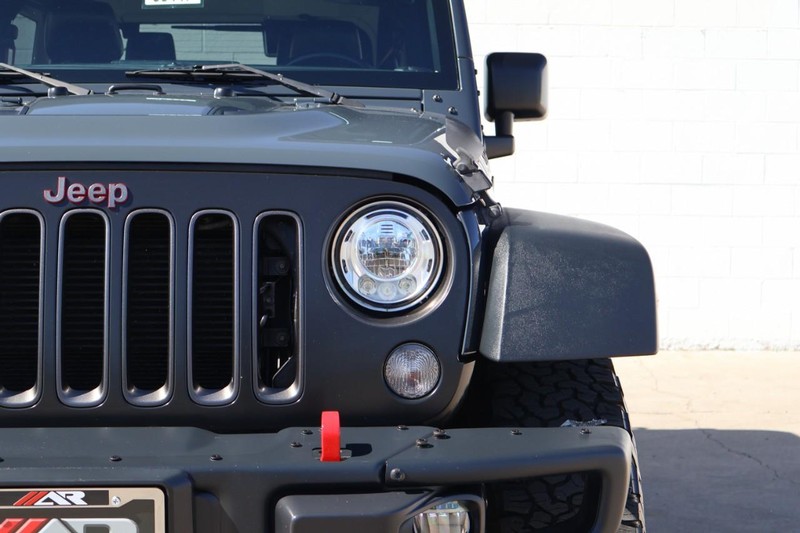 Jeep Wrangler Vehicle Full-screen Gallery Image 03