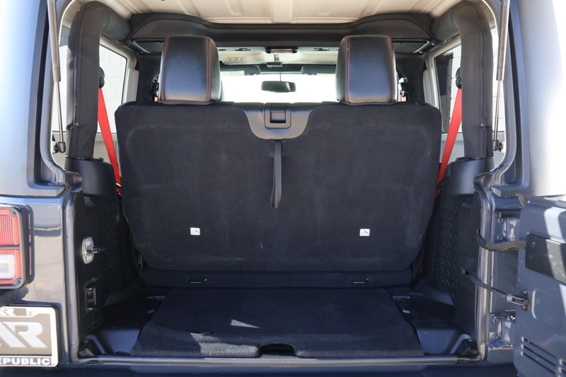 Jeep Wrangler Vehicle Full-screen Gallery Image 08